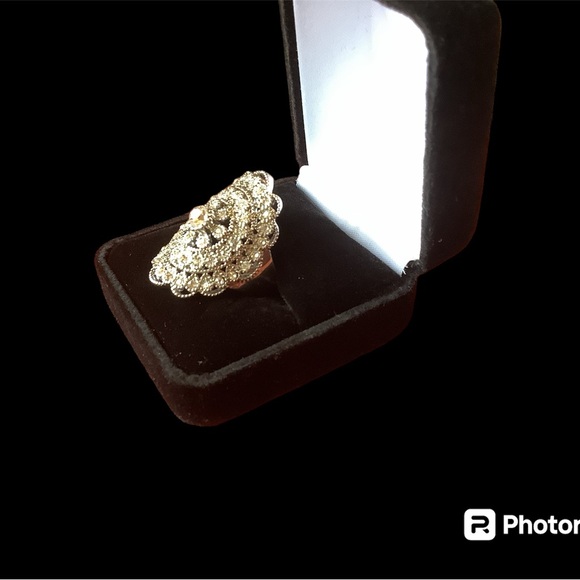 Elegant silver crystal ring. Delicate filigree & inlaid crystals. Sz. 8. - Picture 6 of 9